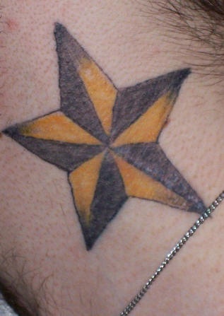 Gialla e nera pentagramma tatuaggio sul collo