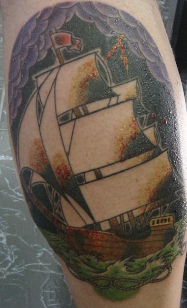 el tatuaje de color con un barco en la tormenta