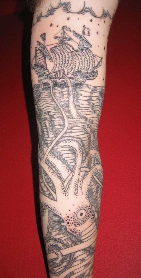 Barca e mostro marino tatuaggio sul braccio molto detagliato