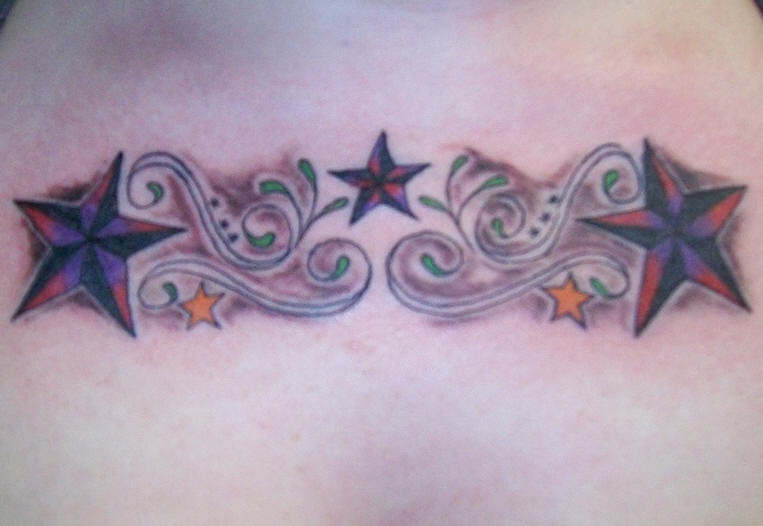 el tatuaje femenino simetrico con las estrellas nauticas en la olas con una traceria