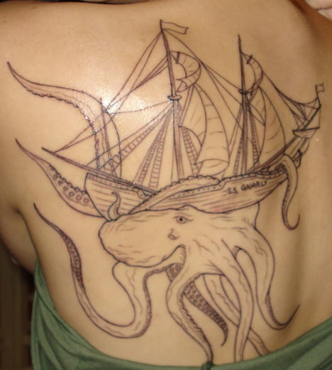 el tatuaje detallado y lineado de un pulpo gigante con un barco hecho en la espalda