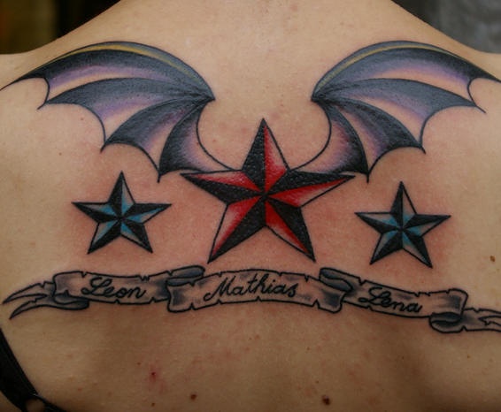 el tatuaje grande de una estrella nautica roja con alas moradas de murcielago y estrellas pequeñas a los lados hecho en la espalda