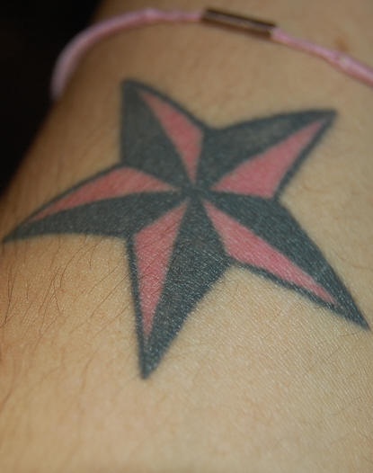 Nera e rossa  pentagramma tatuaggio