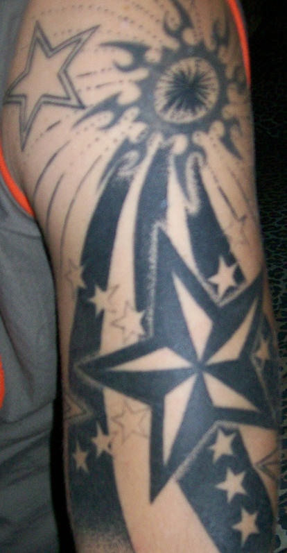 Sole e stelle tatuaggio sul braccio
