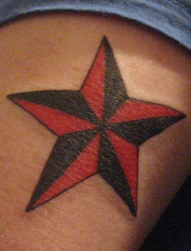 Rossa e nera stella tatuaggio