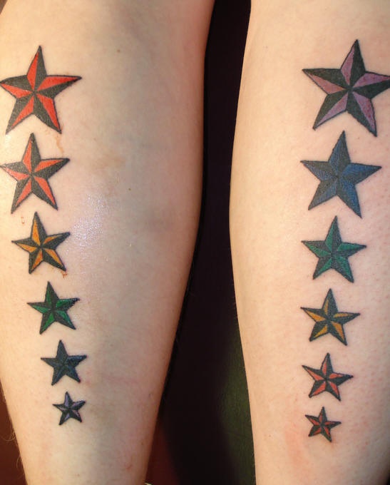 el tatuaje simetrico con dos filas de estrellas nauticas hecho en las piernas