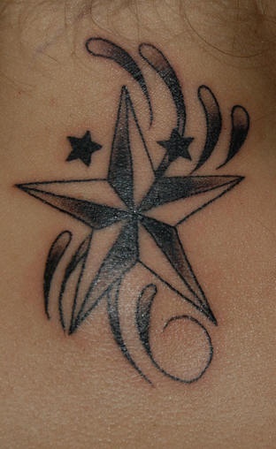 el tatuaje de una estrella nautica negra en las olas de estilo tribal