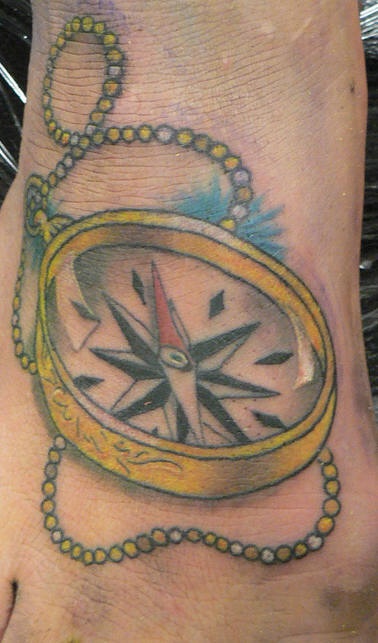 Goldener Kompass Tattoo in Farbe