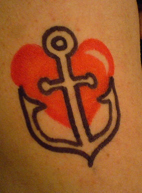el tatuaje sencillo minimalista de una ancla sobre un corazon rojo