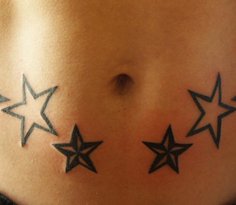 el tatuaje simetrico de dos estrellas en cada lado hecho en la panza