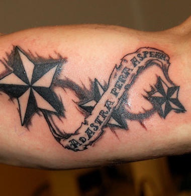 el tatuaje tribal con estrellas nauticas hecho con tinta negra en la pierna