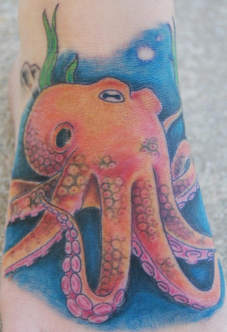 Ottopode in mare colorato tatuaggio