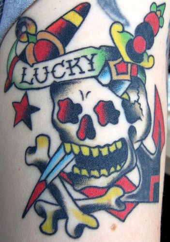 Tatuaje Marinero muerto en la ancla con la palabra Lucky