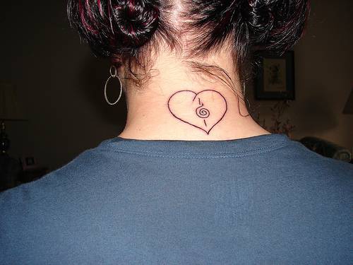 el tatuaje lineado sencillo de un corazon hecho en la nuca