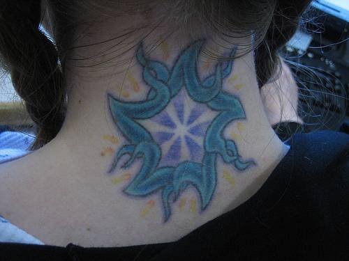 el tatuaje de una traceria en forma de estrella en la nuca