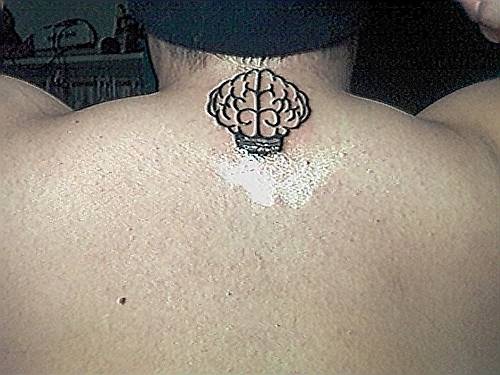 el tatuaje de tamaño pequeño con un cerebro hecho en la nuca