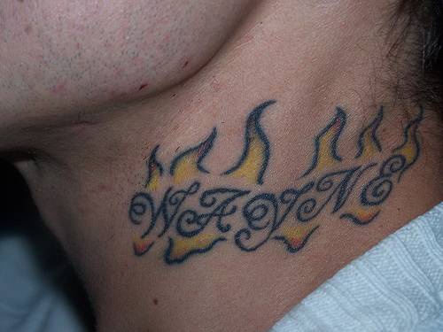 Name &quotWayne" in Flamme Tattoo am Hals
