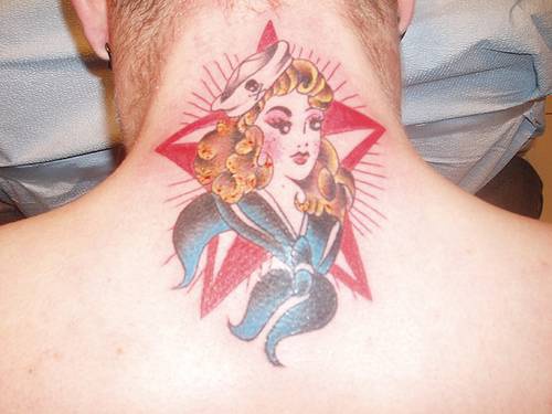 el tatuaje estilo pin up con una chica sobre la estrella roja en la nuca