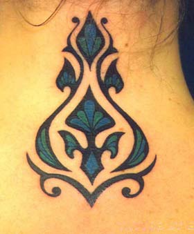 el tatuaje tribal de una traceria flolar de color negro con azul