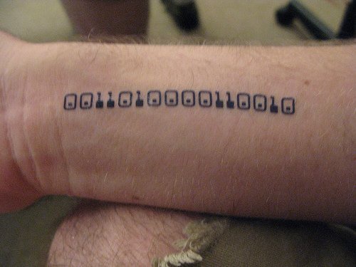 Binärer Code Tattoo am Handgelenk