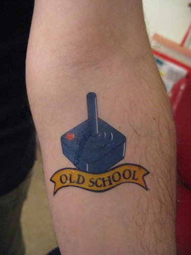 tatuaje del mando de la estación de juego de la escuela antigua