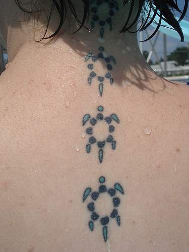 Tattoo von  Linie mit Schildkröten an der Wirbelsäule