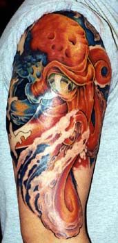 Ozeanisches Tattoo mit großem rotem Oktopus
