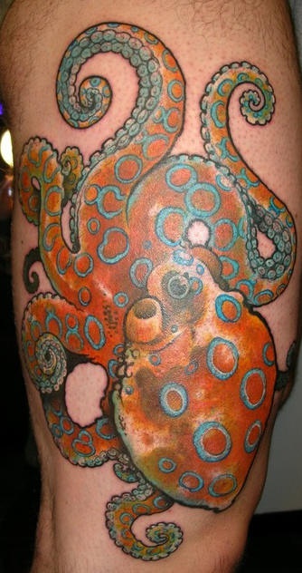 Impressionante tatuaggio sulla gamba polpo variopinto