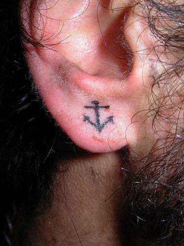 Tatuaje en el lóbulo de la oreja Pequeña ancla
