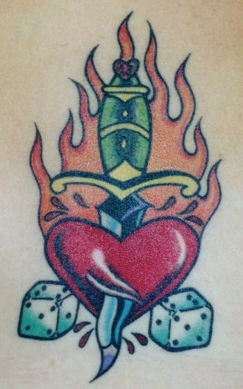 Tatuaje clásico daga en corazón herido
