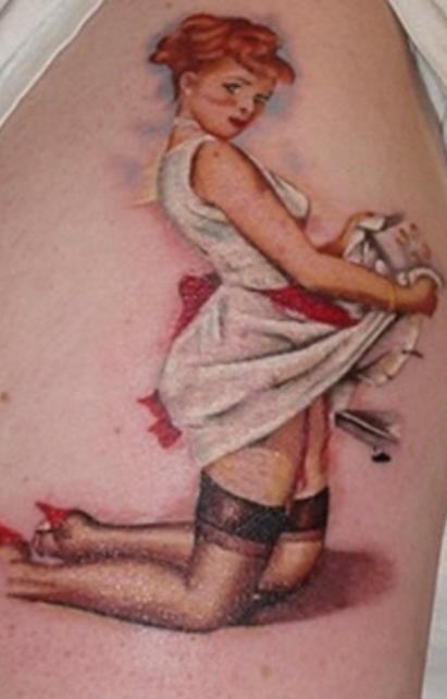 el tatuaje de color estilo pin up con una chicaen vestido blanco