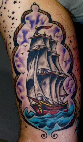 el tatuaje hermoso de un barco en el mar hecho dentro de una traceria y estrellas alrededor