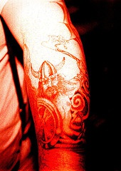 Tradicional tatuaje del guerrero viking en el brazo
