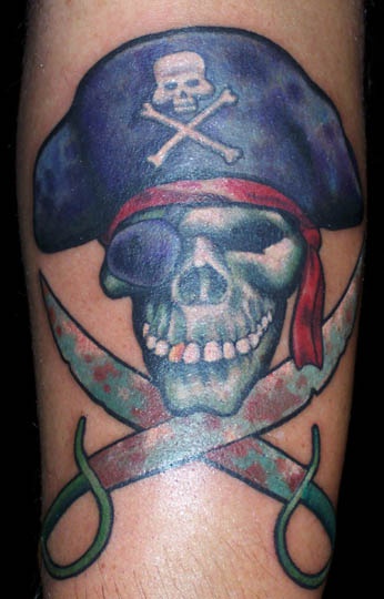 Tatuaje de calavera del pirata tatuaje en color
