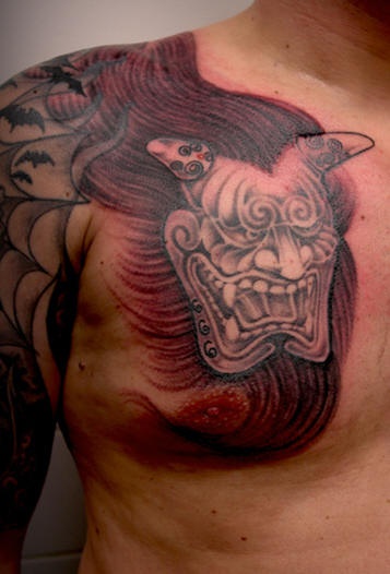 Tatuaggio maschera Oni del folklore giapponese tatuato