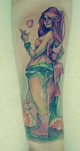 el tatuaje de una chica peliroja con una manzana