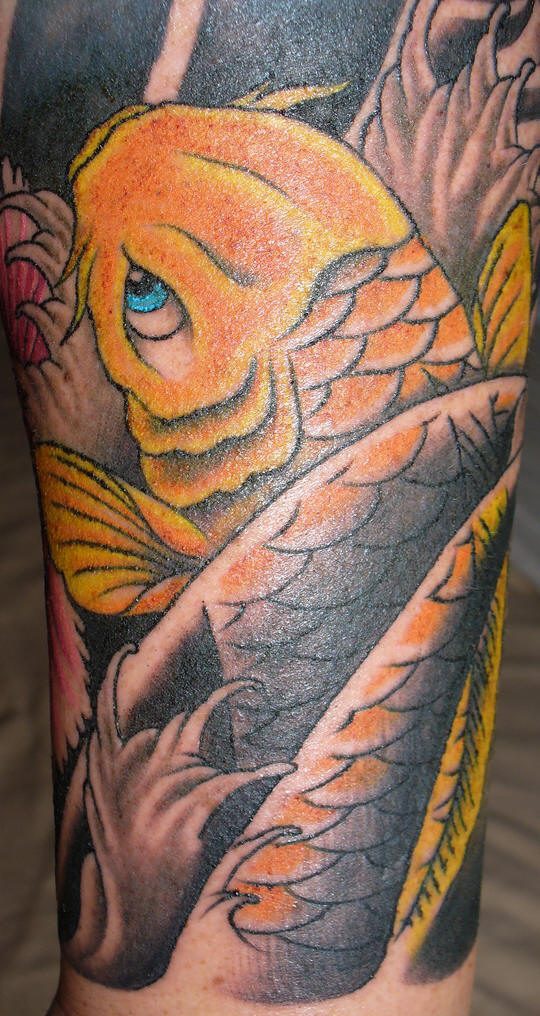 Tatuaje de carpa koi color dorado