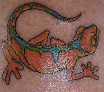 El tatuaje de una lagartija de color naranja