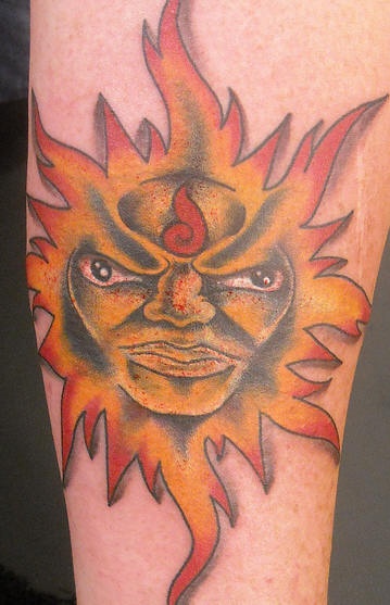 Tatuaje en color sol amarillo con aspecto humano