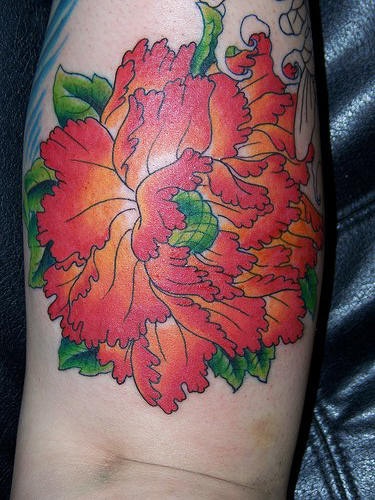 Sehr detalliertes farbiges Tattoo mit Orchidee Blume