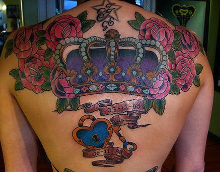 el tatuaje grande  muy colorado con una corona royal rodeada de flores rosas hecho en la espalda