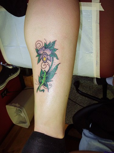 Elegante orchidea tatuaggio sulla gamba