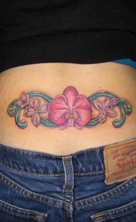 Orchidea tatuaggio sulla schiena abbasso