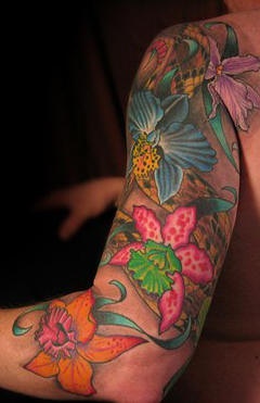 Mucchio di orchidee tatuaggio colorato
