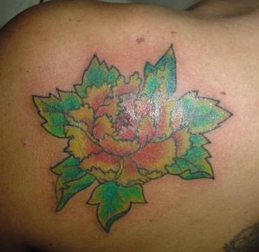 el tatuaje de una flor de color rojo con naranja con hojas alrededor