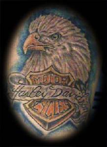 Le tatouage d&quotaigle américain avec un logo de Harley Davidson