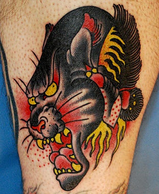 el tatuaje de una pantera negra hecho en estilo oriental