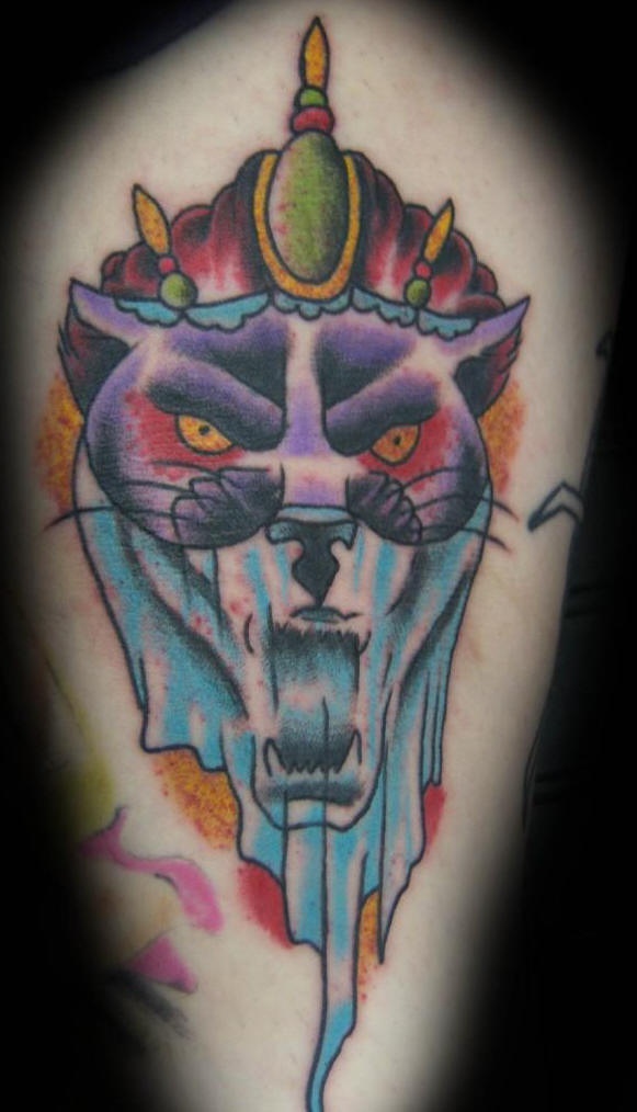 el tatuaje colorado con una pantera rugiendo con una corona
