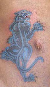 el tatuaje de una pantera azul hecho en el pecho