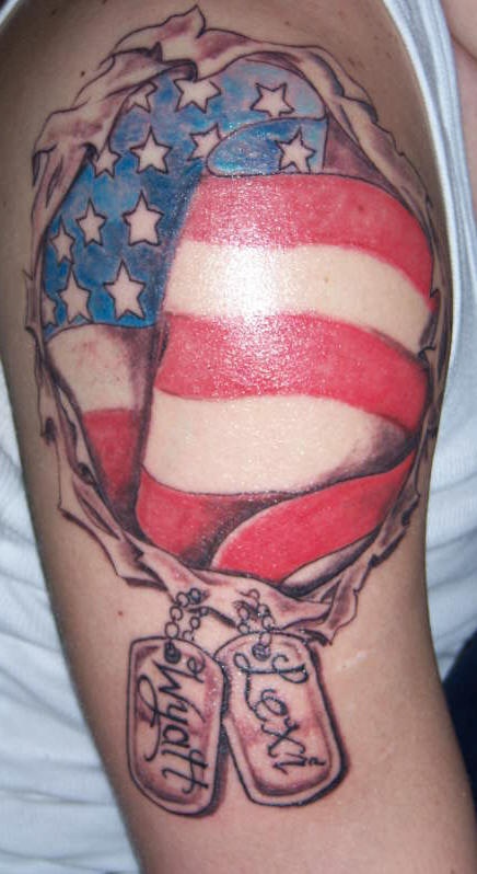 USA-Flagge und Hundemarken 
in  Hautriß Tattoo